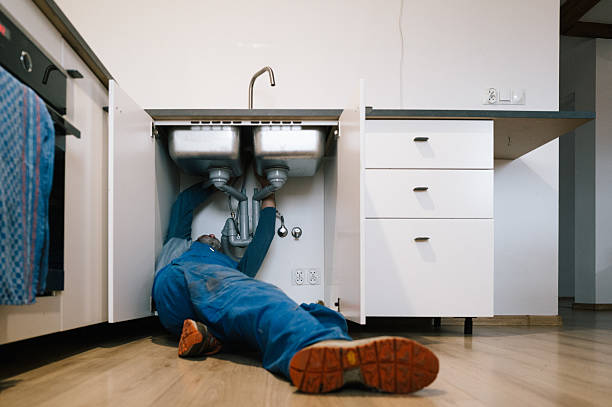 Professional Emergency Plumber technician working in Lone Oak, TX